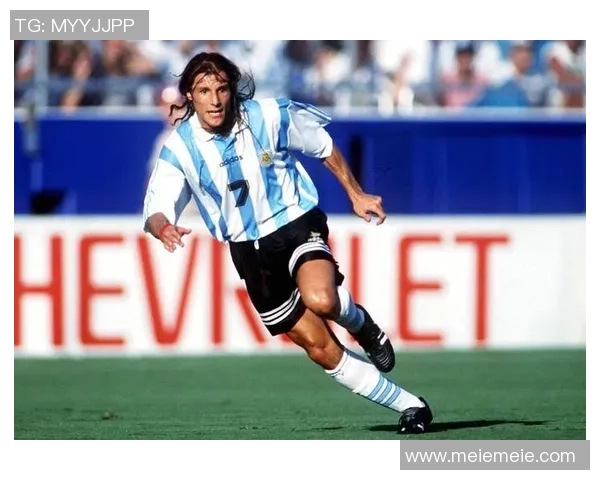 回顾上届足球明星的辉煌表现与影响力分析