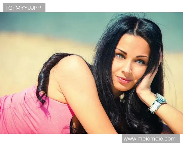 足球明星的女友们在阳光沙滩上尽情享受奢华度假生活的精彩瞬间 足球明星的女友们在阳光沙滩上尽情享受奢华度假生活的精彩瞬间